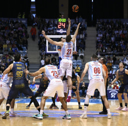 Río Breogán remonta y rompe la racha de victorias locales en los derbis gallegos (67-74)