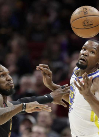 Westbrook lidera a los Thunder y Warriors gana a Cavaliers