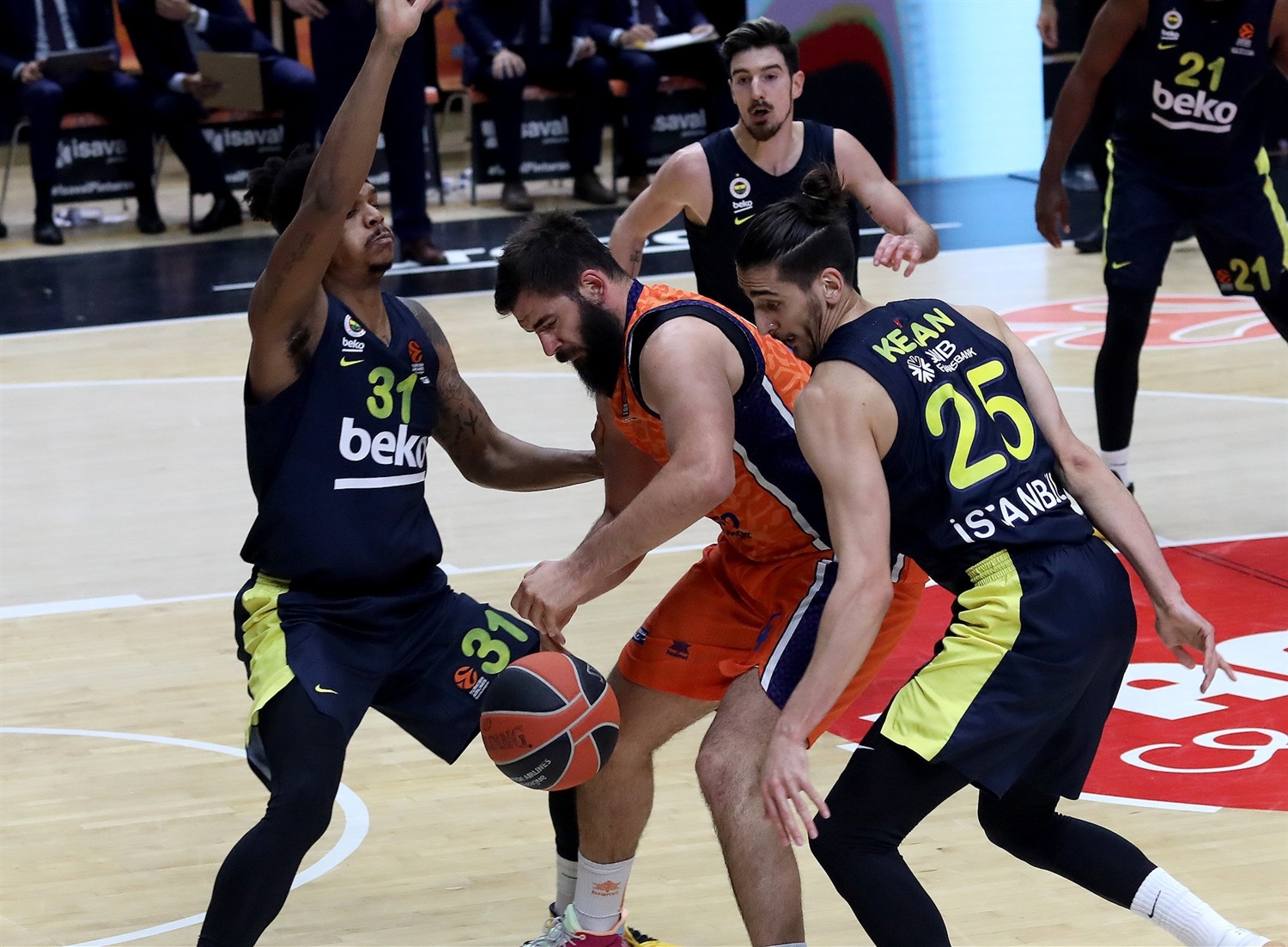La defensa del Valencia frena al Fenerbahce (66-52)