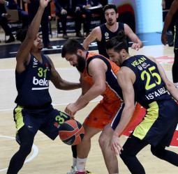 La defensa del Valencia frena al Fenerbahce (66-52)