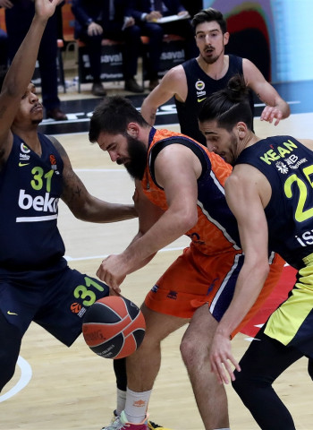La defensa del Valencia frena al Fenerbahce (66-52)