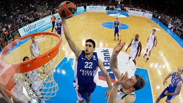 Furkan Korkmaz pospone su salto a la NBA y continuará en el Anadolu Efes