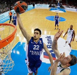 Furkan Korkmaz pospone su salto a la NBA y continuará en el Anadolu Efes
