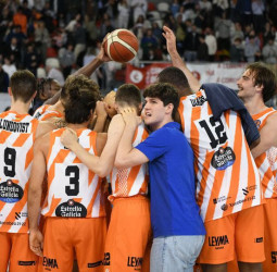 Victoria y tercer puesto matemático para el Leyma Coruña