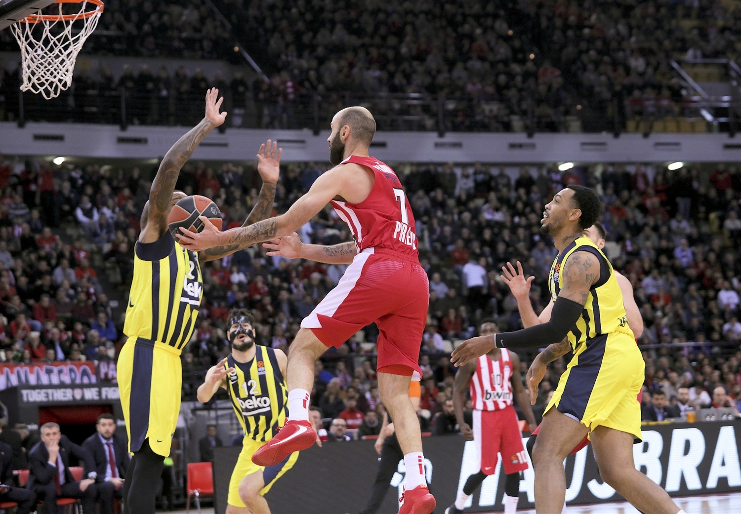 Fenerbahce gana en el Pireo a base de triples (87-96)