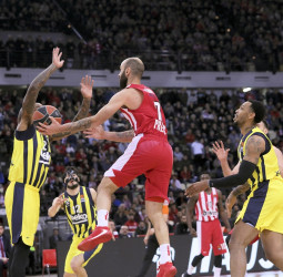 Fenerbahce gana en el Pireo a base de triples (87-96)