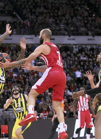 Fenerbahce gana en el Pireo a base de triples (87-96)