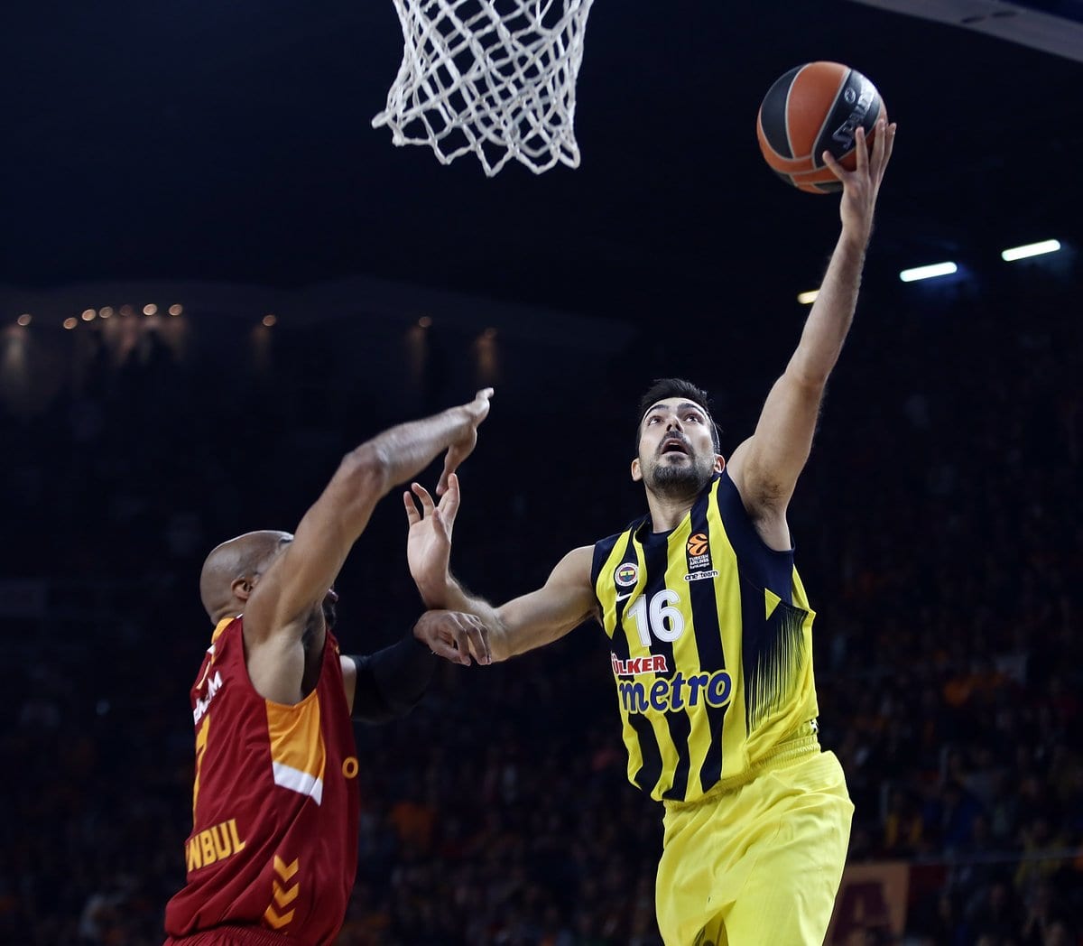 El Fenerbahce ahonda un poco más la crisis del Galatasaray (87-103)
