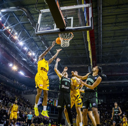 AEK se lleva el primer asalto ante Nanterre, 76-69