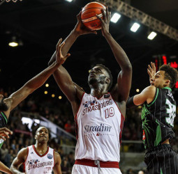 Baskonia busca un jugador que cubra la marcha de Poirier y recuperará al cedido Fall