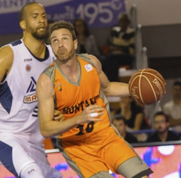 Alex Urtasun firma con el Sluc Nancy