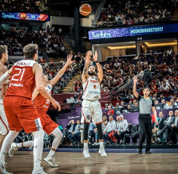 España aguanta la presión y se mete en cuartos (73-56)