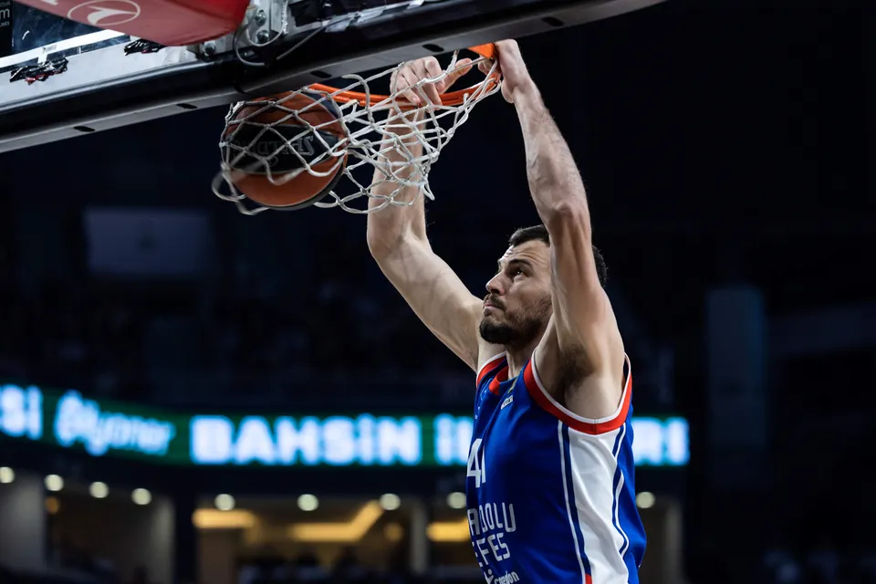 El Anadolu Efes se agarra a sus opciones de playoffs, 86-67
