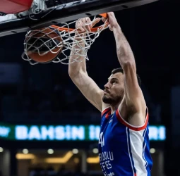 El Anadolu Efes se agarra a sus opciones de playoffs, 86-67