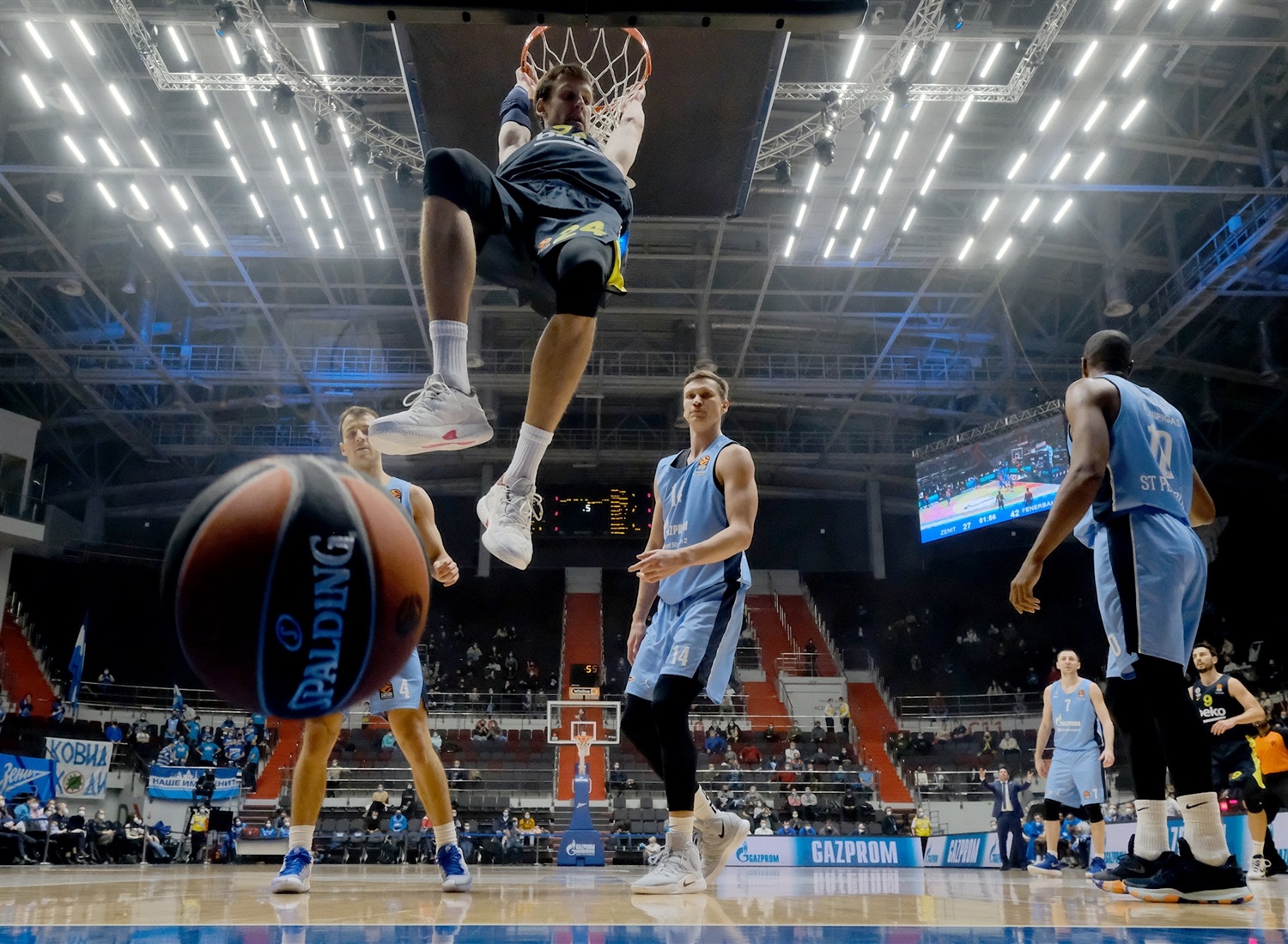 El Fenerbahce logra romper su mala racha de resultados ante el Zenit (65-73)