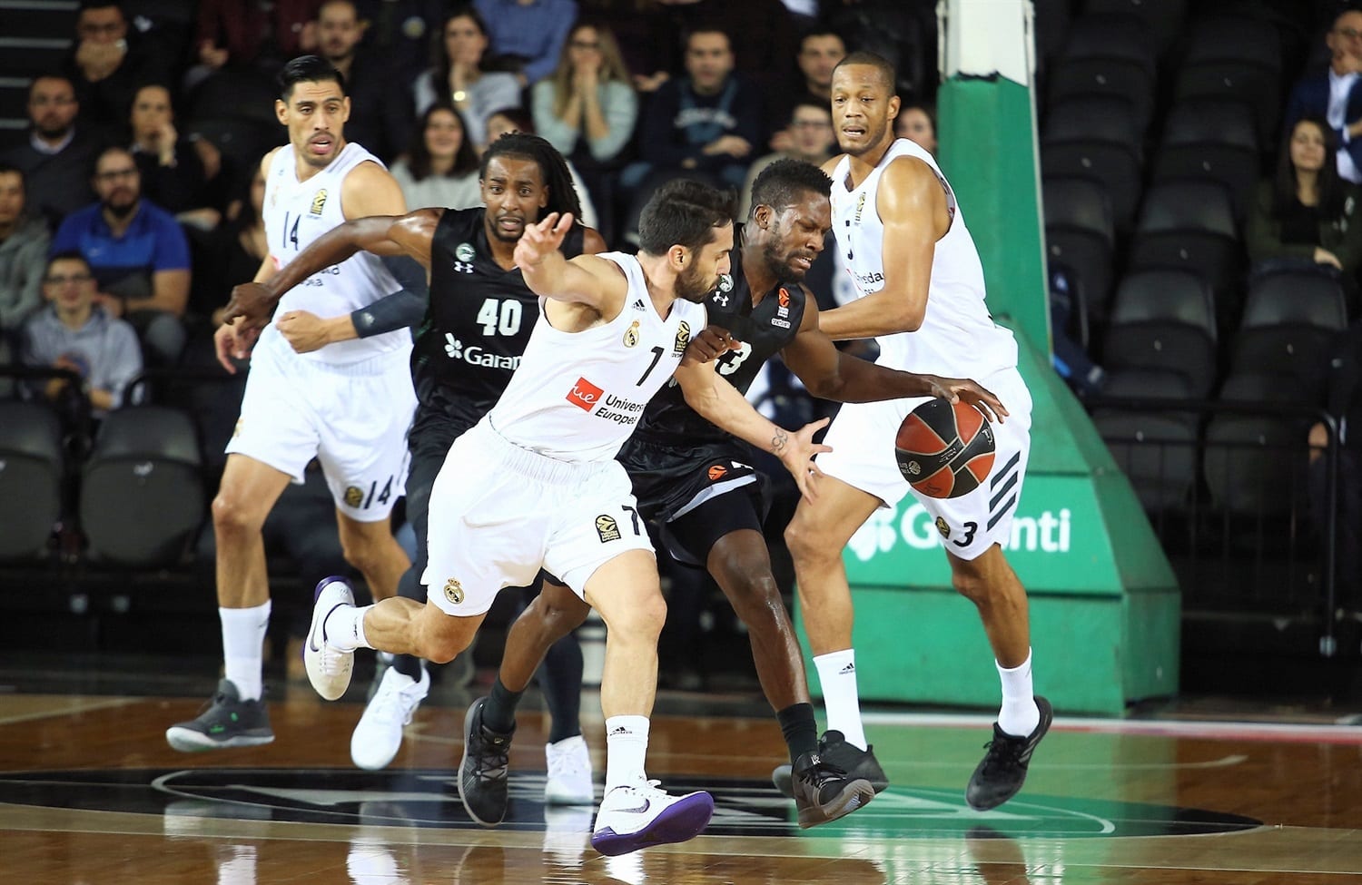 El Real Madrid gana en la cancha del Darussafaka y se acerca al liderato (82-86)