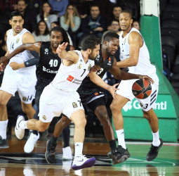 El Real Madrid gana en la cancha del Darussafaka y se acerca al liderato (82-86)