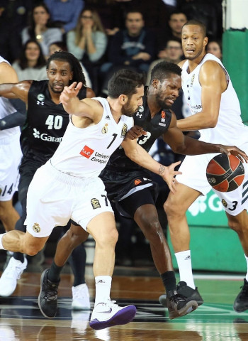 El Real Madrid gana en la cancha del Darussafaka y se acerca al liderato (82-86)