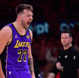 Doncic se toma su primera venganza ante los Dallas, 99-107