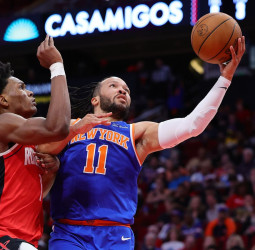 Un estelar Brunson marca la diferencia ante los Rockets, 118-124