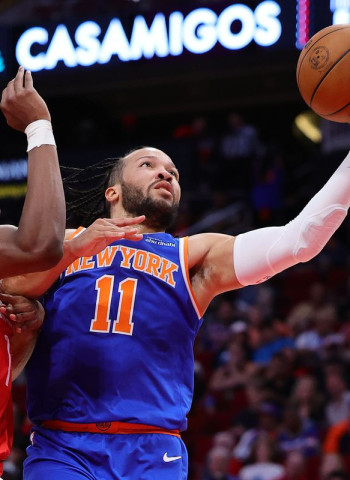 Un estelar Brunson marca la diferencia ante los Rockets, 118-124