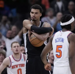 Wembanyama ejecuta a los Knicks en la prórroga a pesar de Brunson