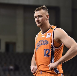 Suns y Timberwolves interesados en Donatas Motiejunas