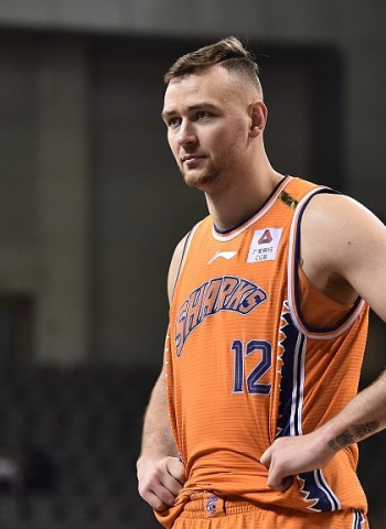 Suns y Timberwolves interesados en Donatas Motiejunas