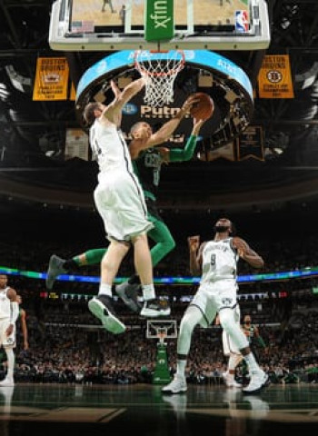 Beal marca la diferencia, Celtics termina el año ganando