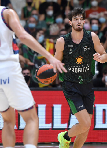 El Joventut suma su segunda victoria ante un Baskonia anárquico y carente de ideas (72-61)
