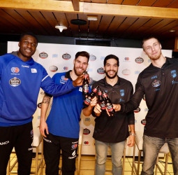 Estrella Galicia reúne a los jugadores del Monbus Obradoiro y el Cafés Candelas Breogán antes del Derbi Gallego