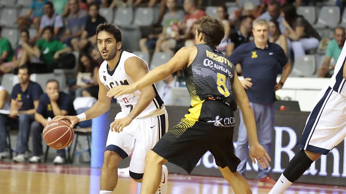 El UCAM Murcia vence al Iberostar Tenerife y estrena el Circuito Movistar