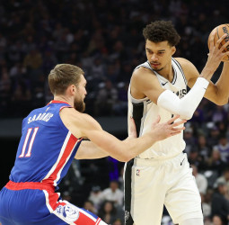 Wembanyama, en modo imparable ante los Kings, 127-125