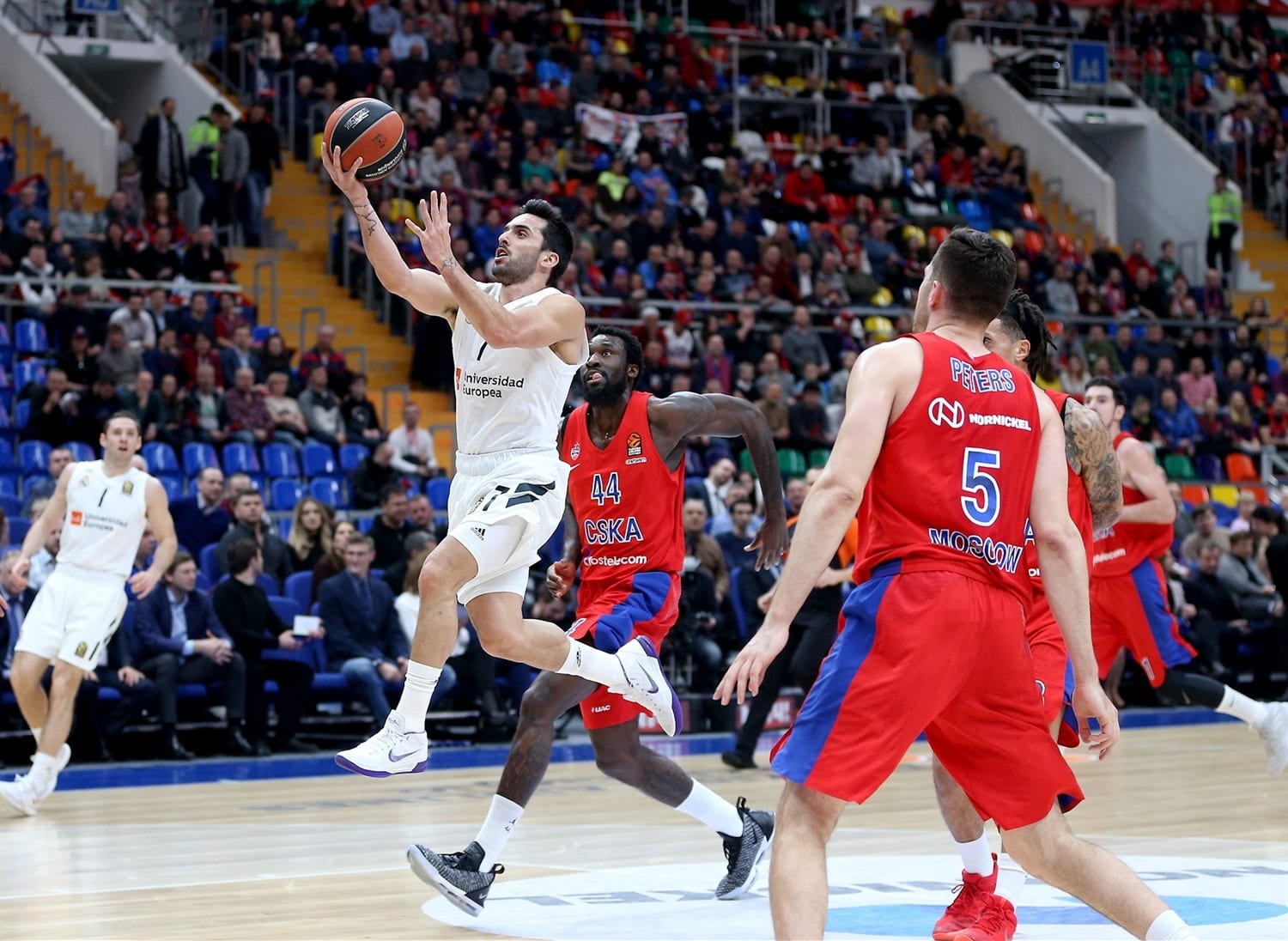 El Madrid tuvo un triple para forzar la prórroga en Moscú (82-78)