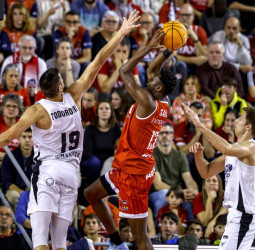 El Baxi Manresa vuelve a ganar en casa y ya sueña con la Copa (80-74)