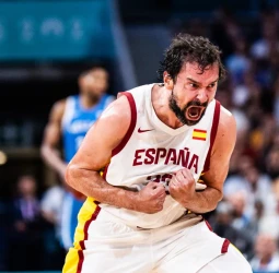 España se agarra a su intención de estar en cuartos, 84-77