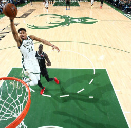 Los Bucks sacan el rodillo ante los Pistons (86-121) [1-0]