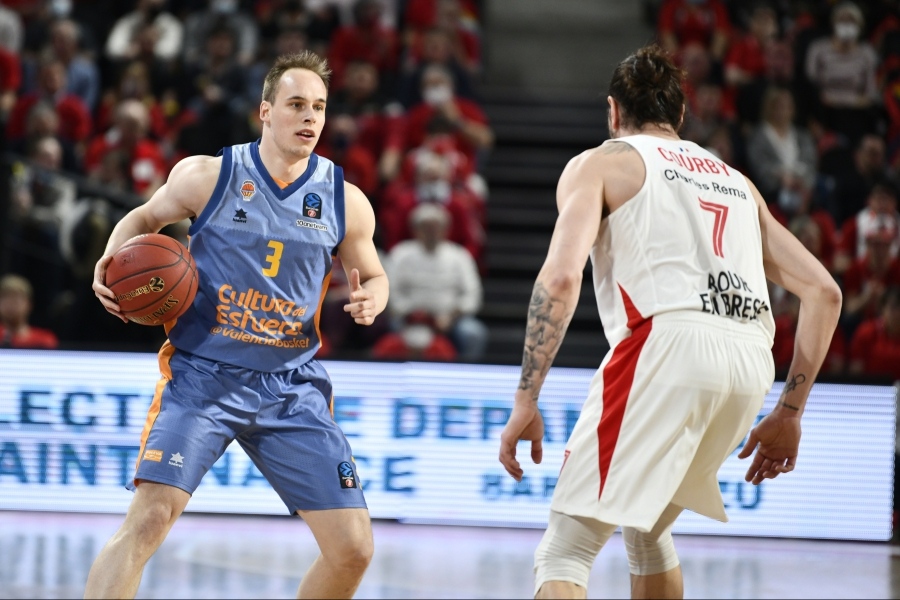 Victoria sufrida del Valencia en los Alpes para seguir mirando al liderato (77-88)