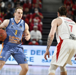 Victoria sufrida del Valencia en los Alpes para seguir mirando al liderato (77-88)
