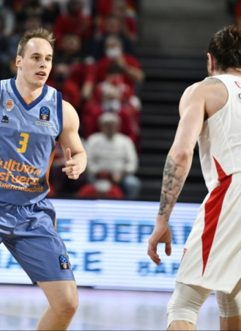 Victoria sufrida del Valencia en los Alpes para seguir mirando al liderato (77-88)