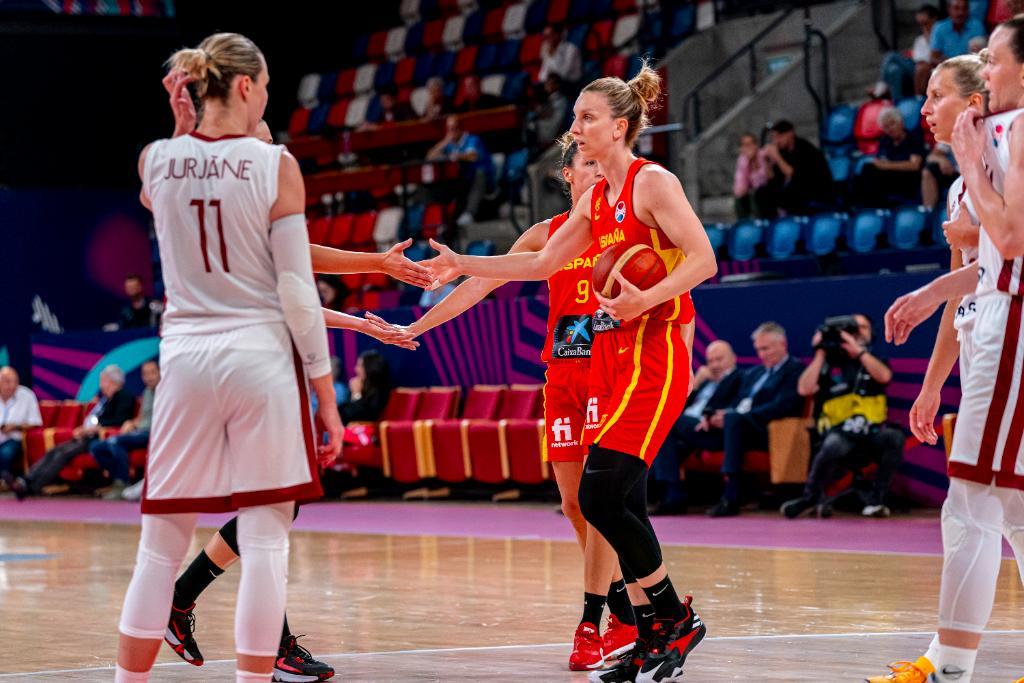 Letonia sorprende a España en un debut desafortunado