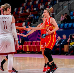 Letonia sorprende a España en un debut desafortunado