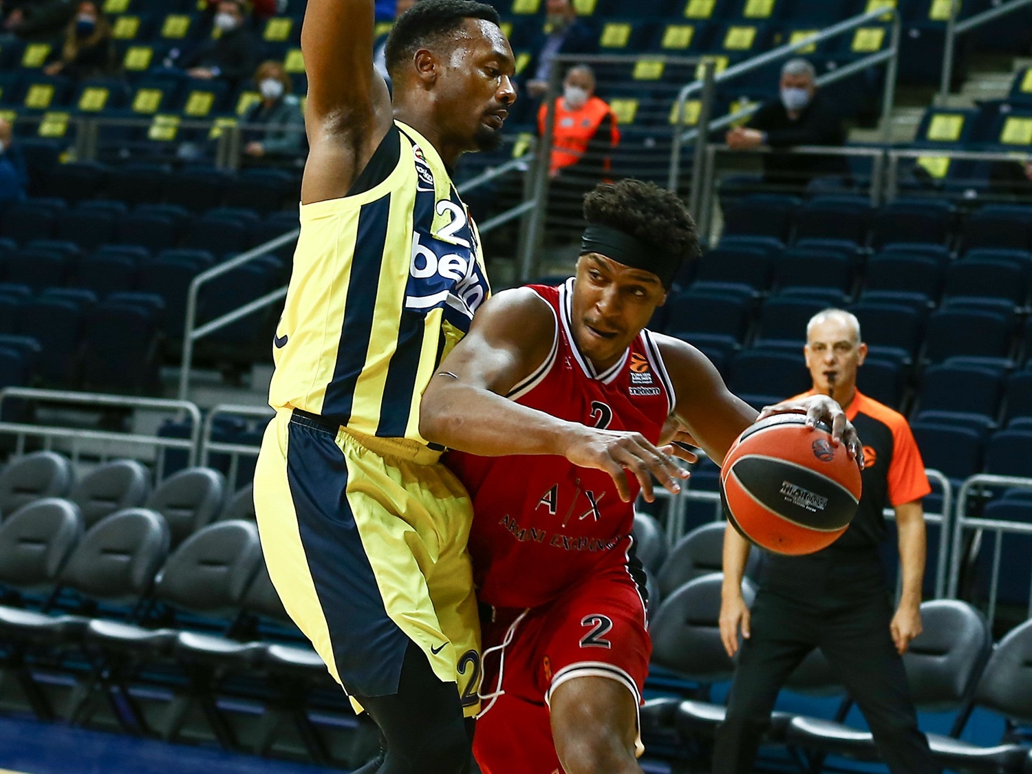 La defensa del Milán detiene al Fenerbahce (71-79)