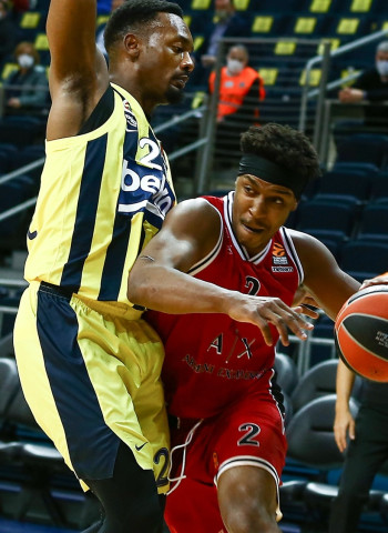 La defensa del Milán detiene al Fenerbahce (71-79)