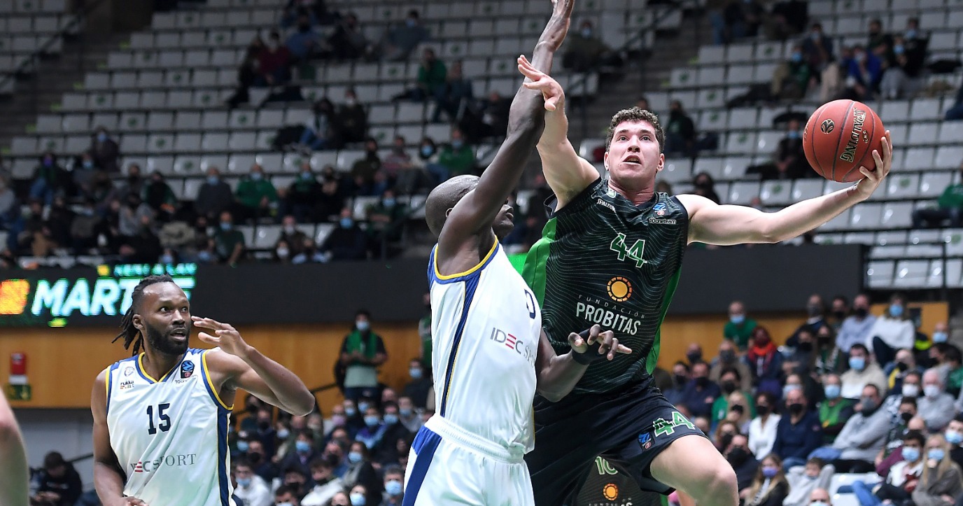 La Penya pasa por encima del Metropolitans 92 (86-63)