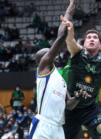 La Penya pasa por encima del Metropolitans 92 (86-63)