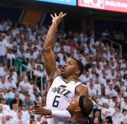 [2-2] Joe Johnson lidera a sus Jazz al empate en la serie (98-105)