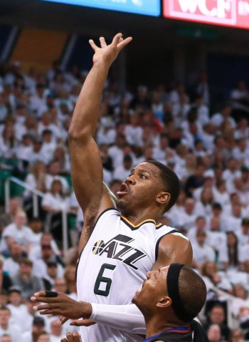 [2-2] Joe Johnson lidera a sus Jazz al empate en la serie (98-105)