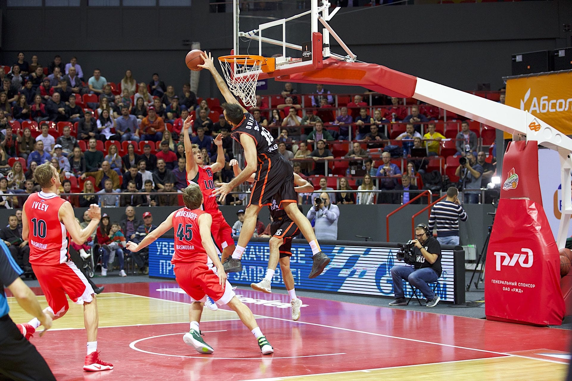 Paso de gigante del Valencia Basket en Krasnodar para cerrar la primera vuelta en la Eurocup (64-73)
