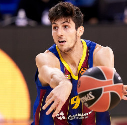 Leandro Bolmaro no se irá a la NBA al menos, hasta el verano que viene